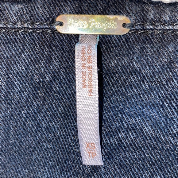 Free People Woman’s Black Distressed Denim Jacket With Removable Hoodie Size XS - Picture 3 of 12